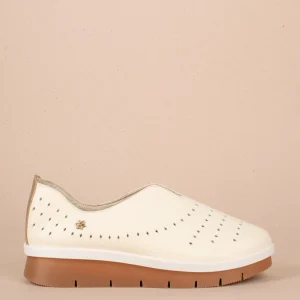 Zapatos cerrados en cuero color talco con perforaciones 104780