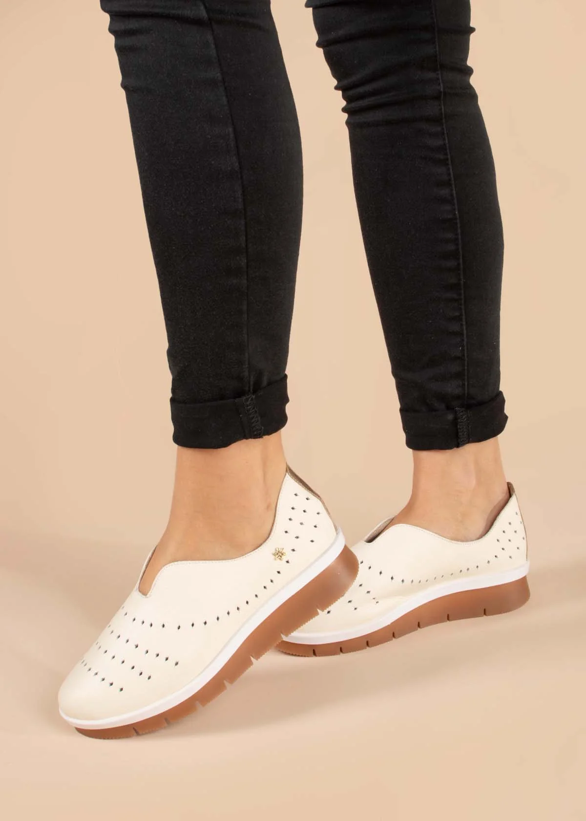 Zapatos cerrados en cuero color talco con perforaciones 104780 - Imagen 8