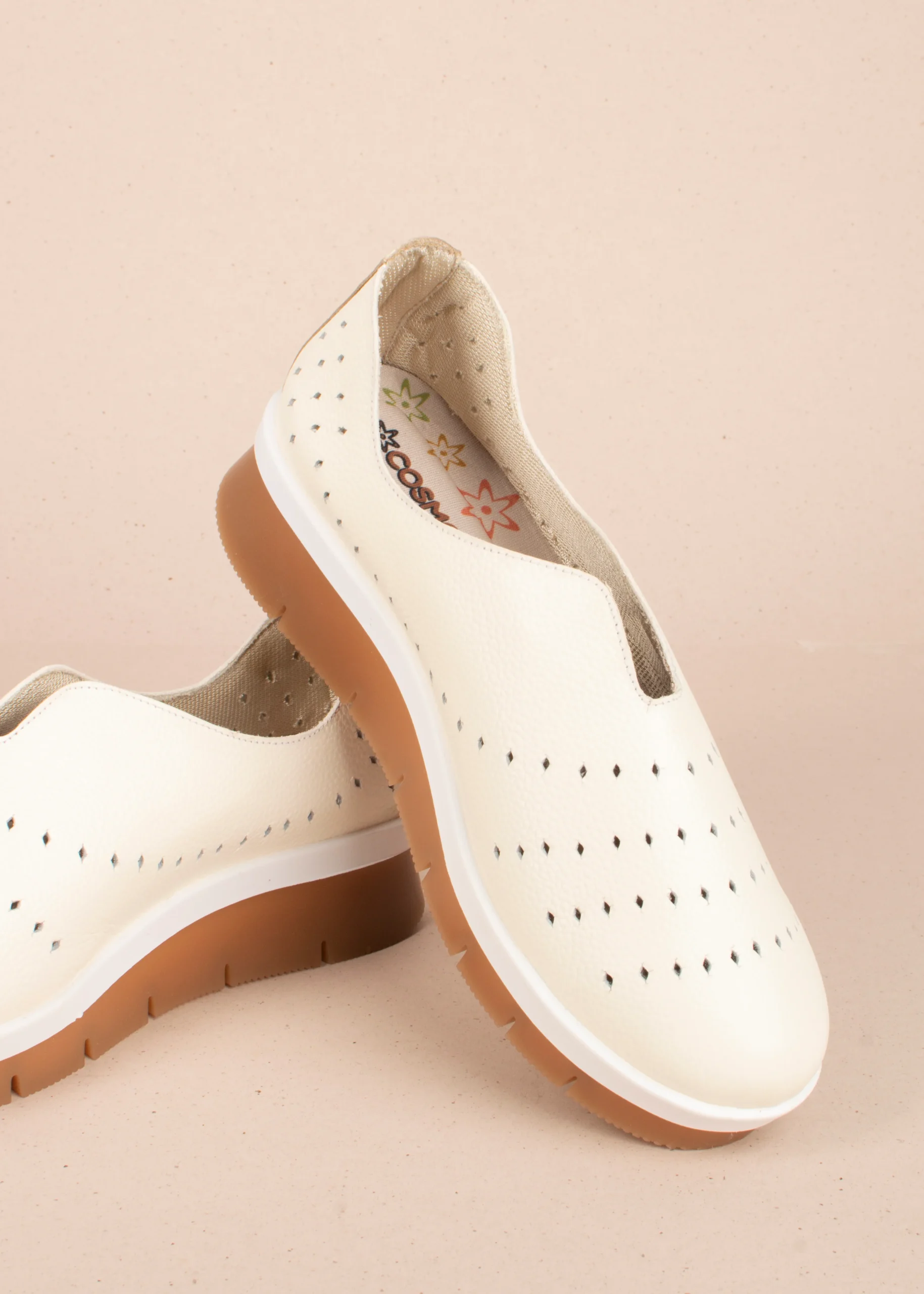 Zapatos cerrados en cuero color talco con perforaciones 104780 - Imagen 4