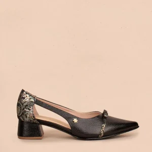 Tacones trabilla en cuero color negro con arabescos 104863