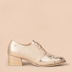 Zapatos con atadura en cuero color champaña con folia 105097
