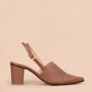 Tacones trabillas en cuero color café con perforaciones en cuadro 105159