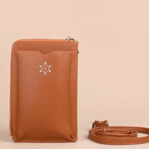 Porta celular color miel con textura croco 105253