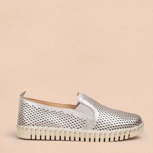 Zapatos cerrados en cuero color plata con perforaciones 105335