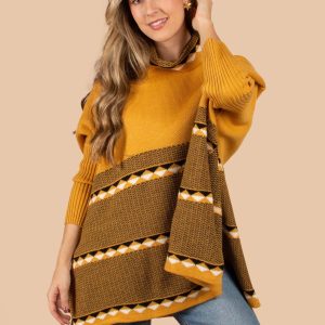 Ruana tejida color mostaza con cuello alto 105341