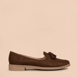 Zapatos cerrados color café con borla 105446