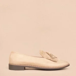 Zapatos cerrados color arena con borla 105447