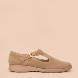 Zapatos cerrados color arena con correa 105449
