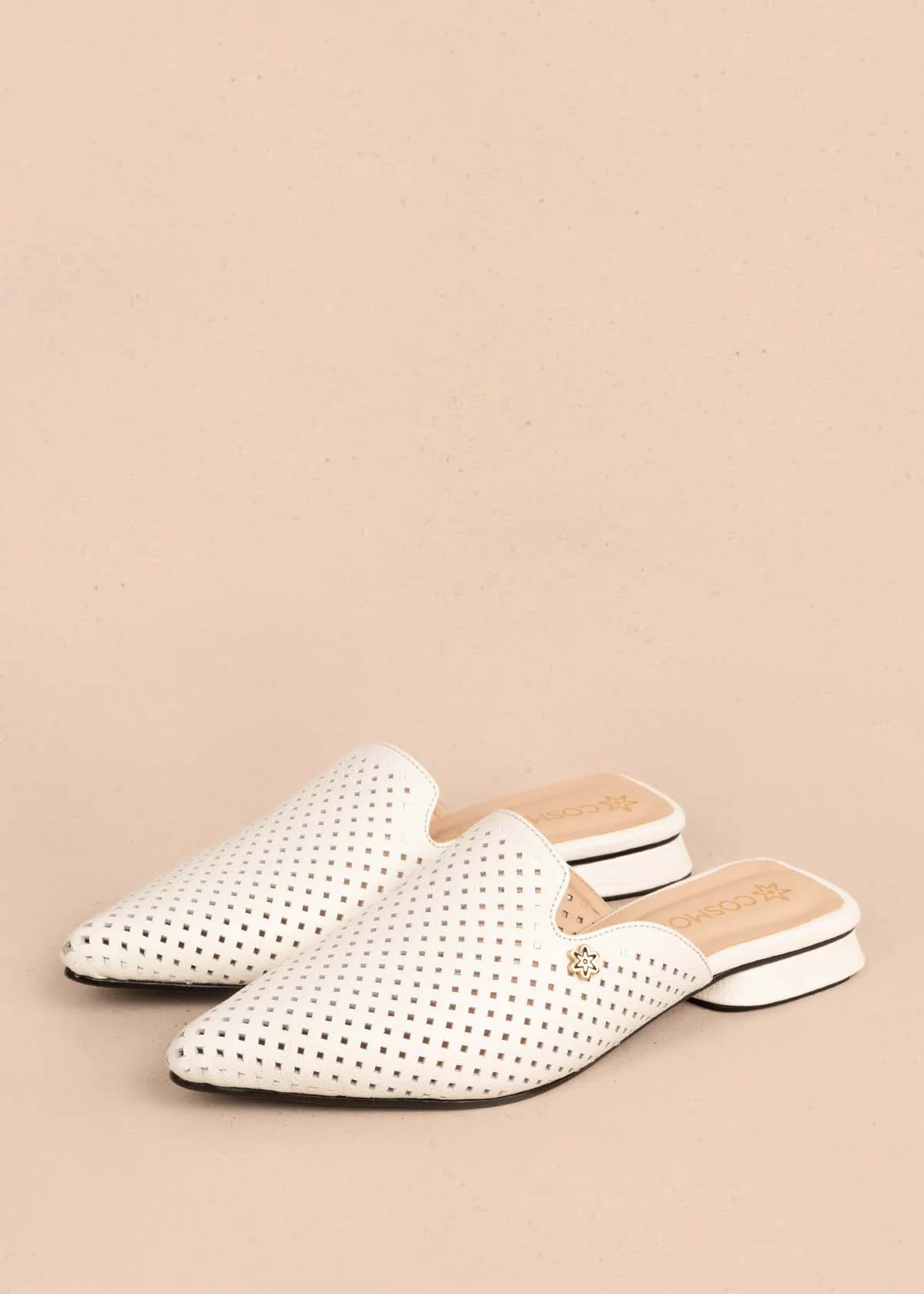 Zuecos en cuero color talco con perforaciones 105583 - Imagen 5