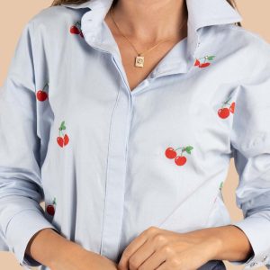 Blusa color azul claro con estampado de cerezas 105610