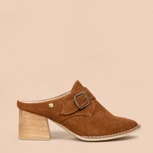 Zuecos en cuero color canela con correa 105780