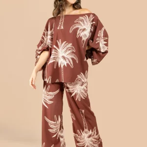 Blusa color café con estampado de palmeras 105795