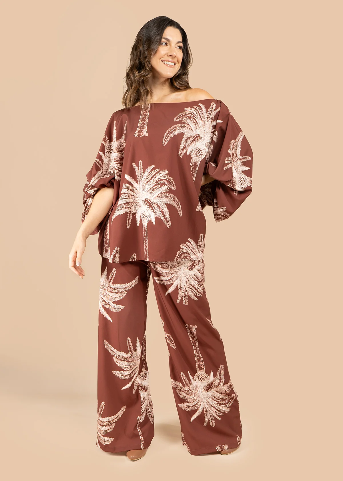 Blusa color café con estampado de palmeras 105795