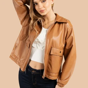 Chaqueta color miel con corte clásico y acabado brillante 105826