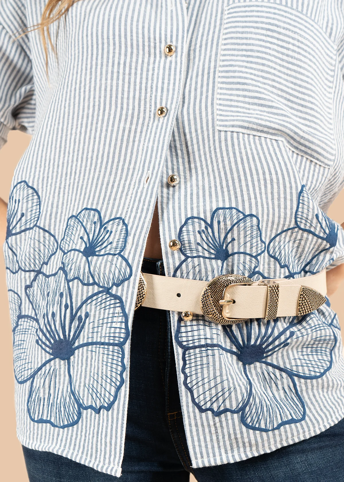 Blusa color azul oscuro con flores en la parte inferior y rayas verticales 105834 - Imagen 5