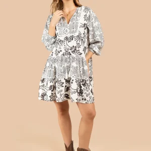 Vestido corto color negro con motivos florales y cuello en v 105843