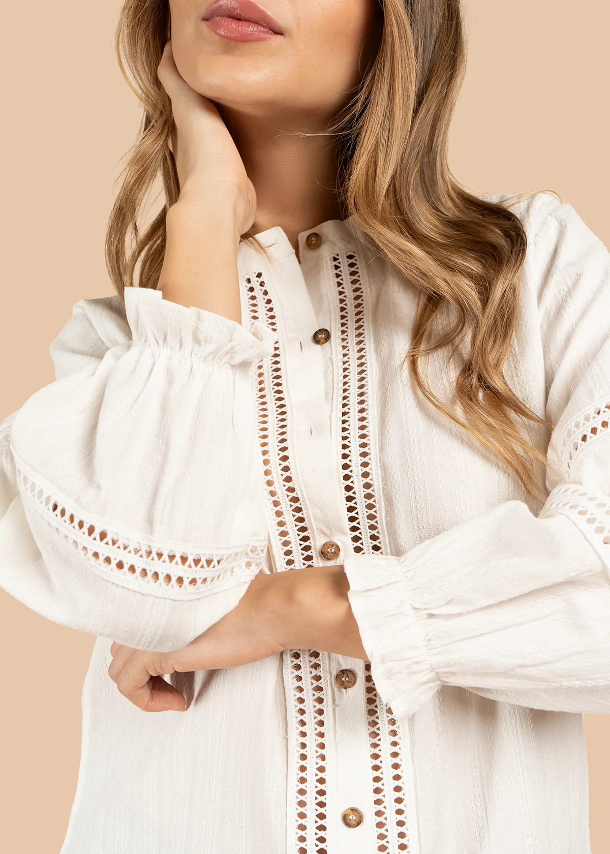 Blusa color blanco con mangas largas y detalles en relieves 105851 - Imagen 5