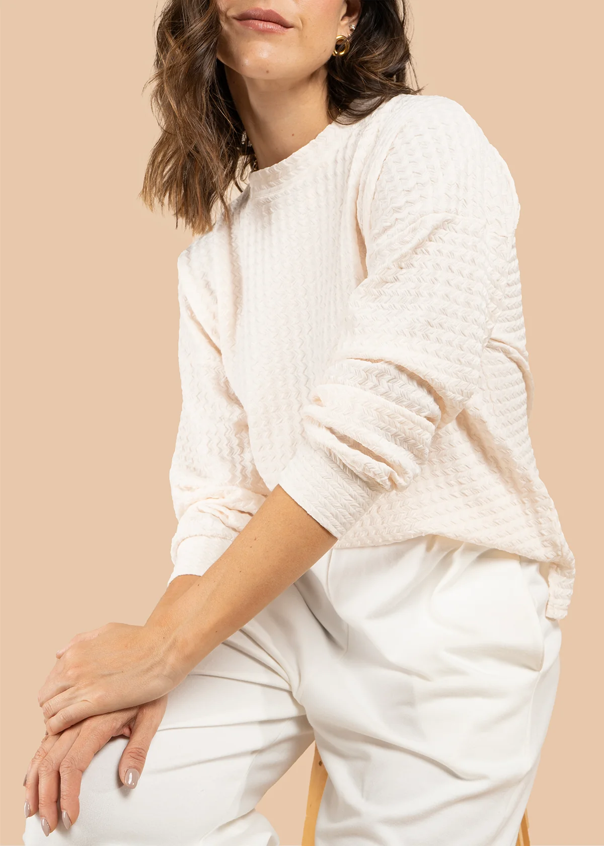 Buzo con textura waffle y cuello alto suave color arena 105885 - Imagen 2