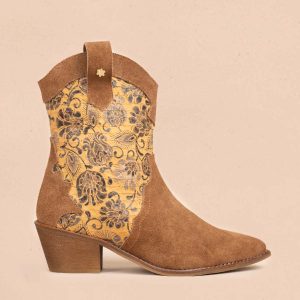 Bota texana en cuero color miel con bordado floral 105904