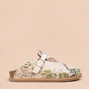 Zueco en cuero color talco con estampado de colibrí 105935