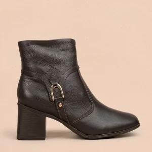 Bota en cuero color café con hebilla decorativa y acabado elegante 105943