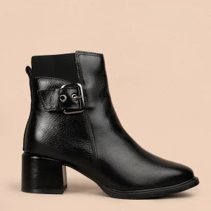 Bota en cuero color negro con acabado brillante y hebilla decorativa 105948