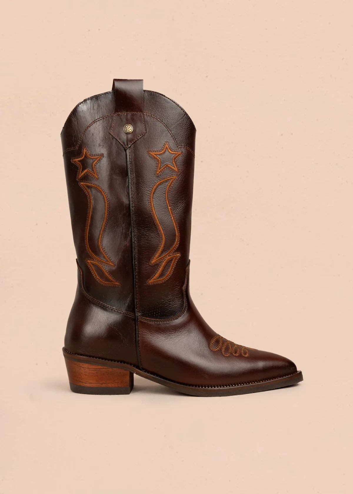 Bota texana en cuero color café con bordado de estrellas y líneas curvas 105950
