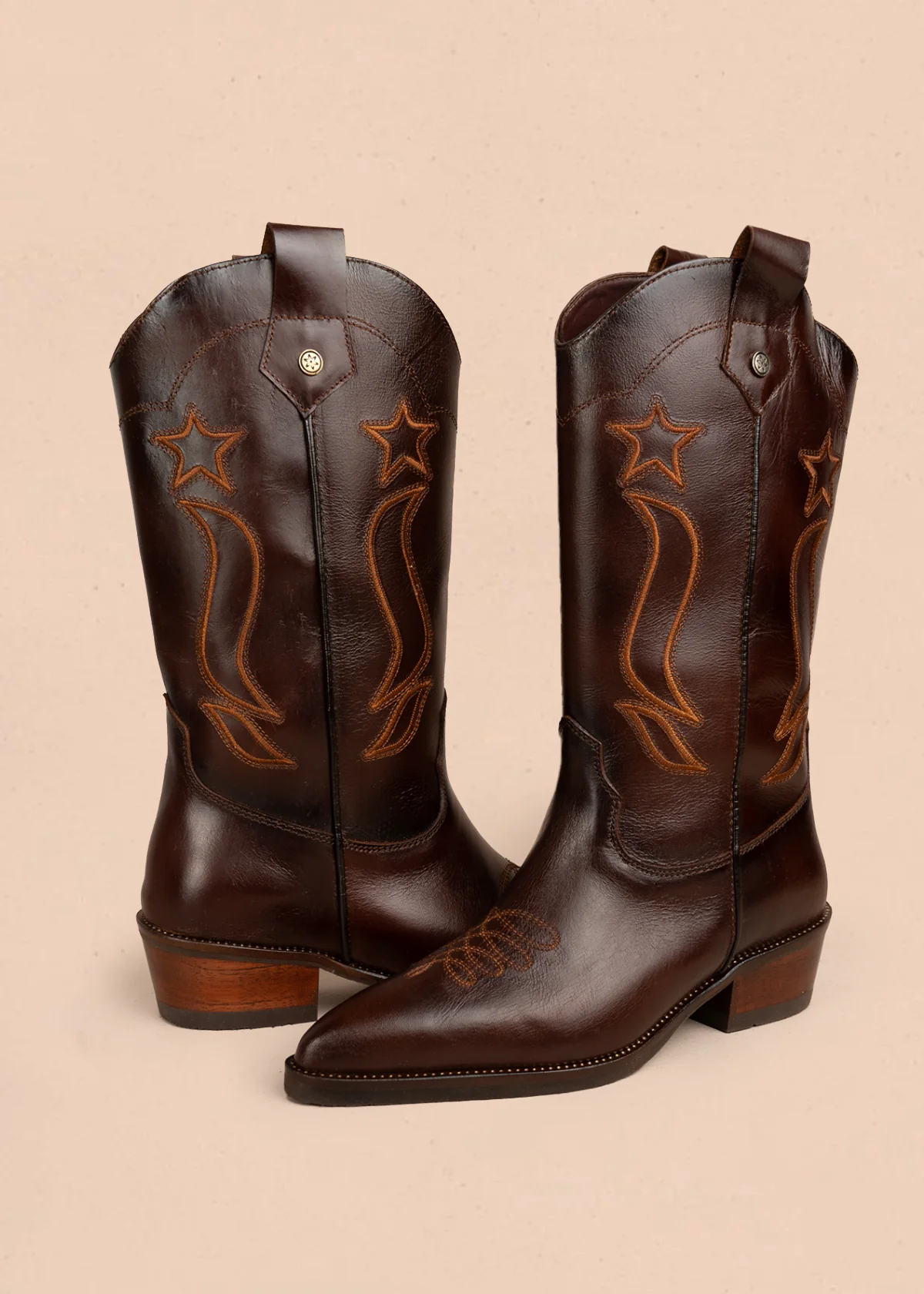 Bota texana en cuero color café con bordado de estrellas y líneas curvas 105950 - Imagen 5