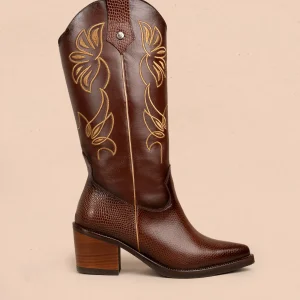 Bota texana en cuero color miel con bordado decorativo amarillo y acabado texturizado 105963