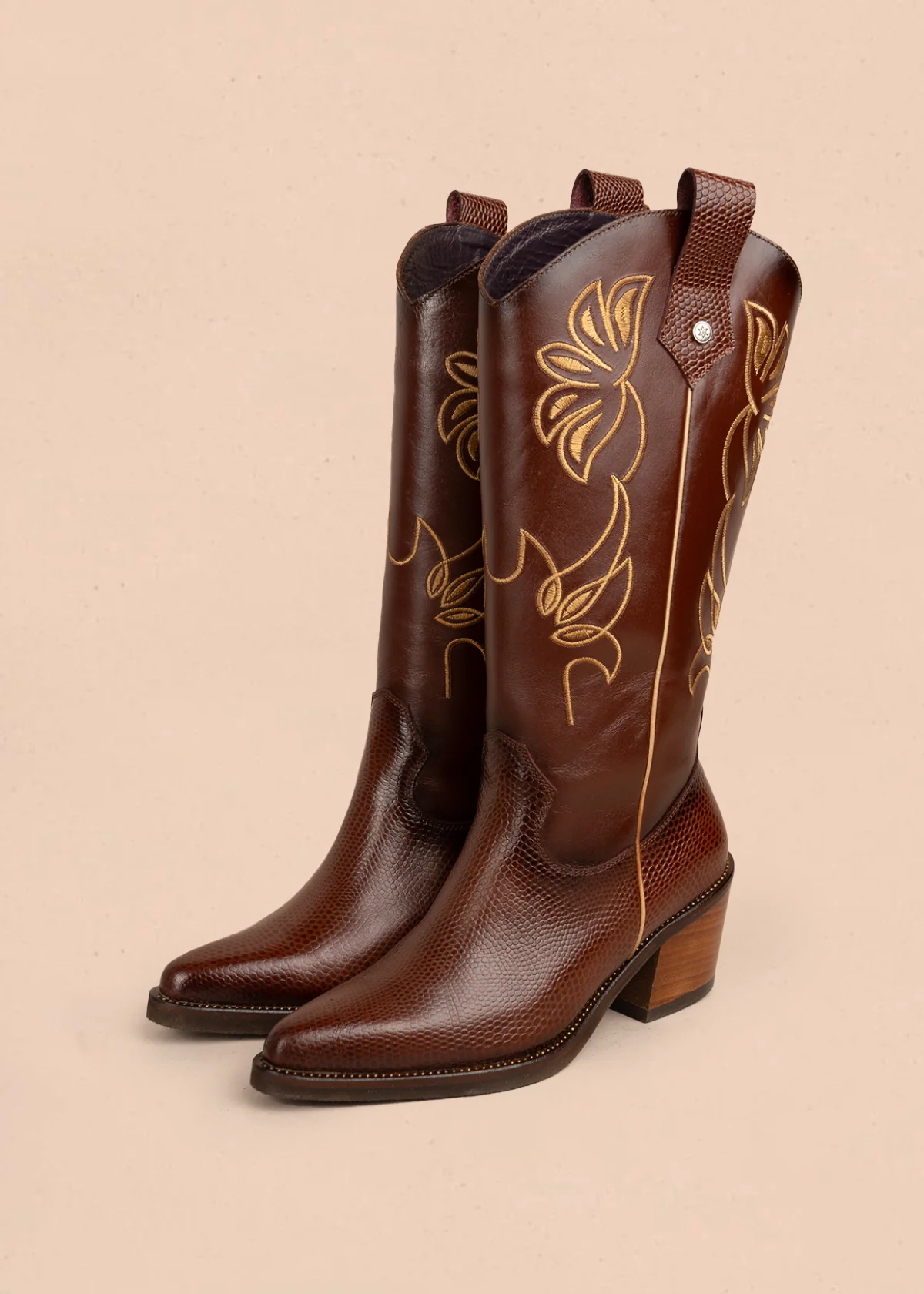 Bota texana en cuero color miel con bordado decorativo amarillo y acabado texturizado 105963 - Imagen 4