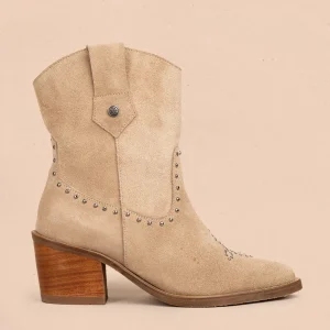 Bota en cuero color arena con bordado en la parte frontal y tachuelas decorativas 105967