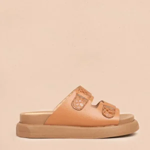 Sandalia en cuero plana color miel 106037