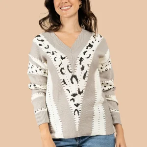 Buzo color gris con escote en v y figuras tejidas 106067