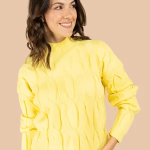 Buzo color amarillo con tejido trenzado 106068