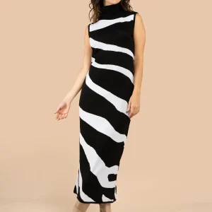 Vestido largo color negro con rayas onduladas 106076