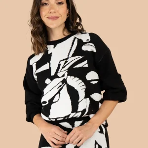 Buzo color negro con estampado de caballo 106105