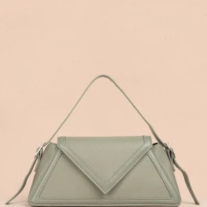 Bolso cartera color verde con diseño triangular y acabados metálicos 106179