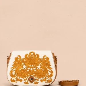 Bolso manos libres color miel con bordado y detalles dorados 106180