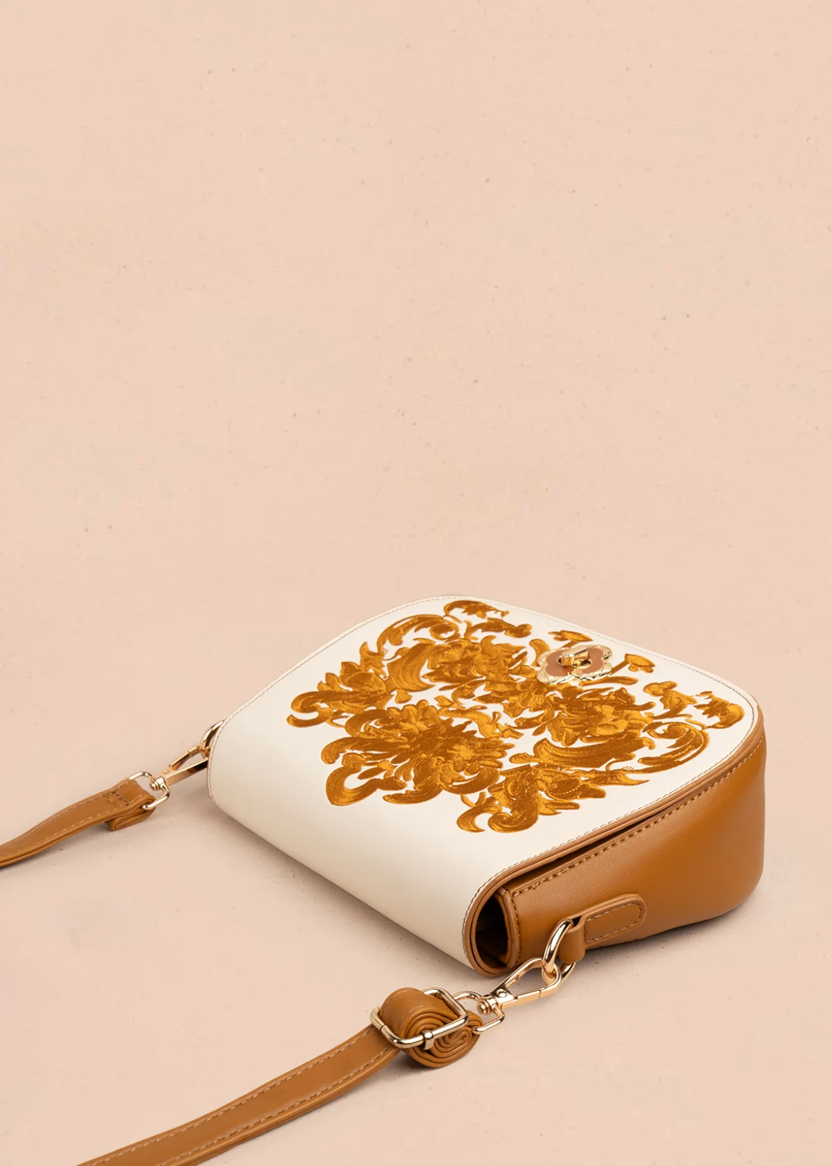 Bolso manos libres color miel con bordado y detalles dorados 106180 - Imagen 4