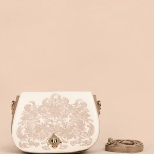 Bolso manos libres color taupe con bordado y detalles dorados 106180