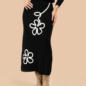 Falda color negro con estampado de flor blanca en cintura y bajo 106193