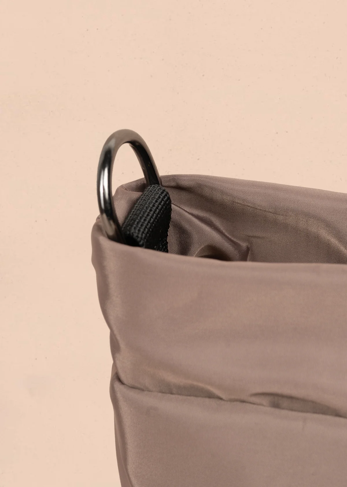 Bolso manos libres color café con resorte 106971 - Imagen 4