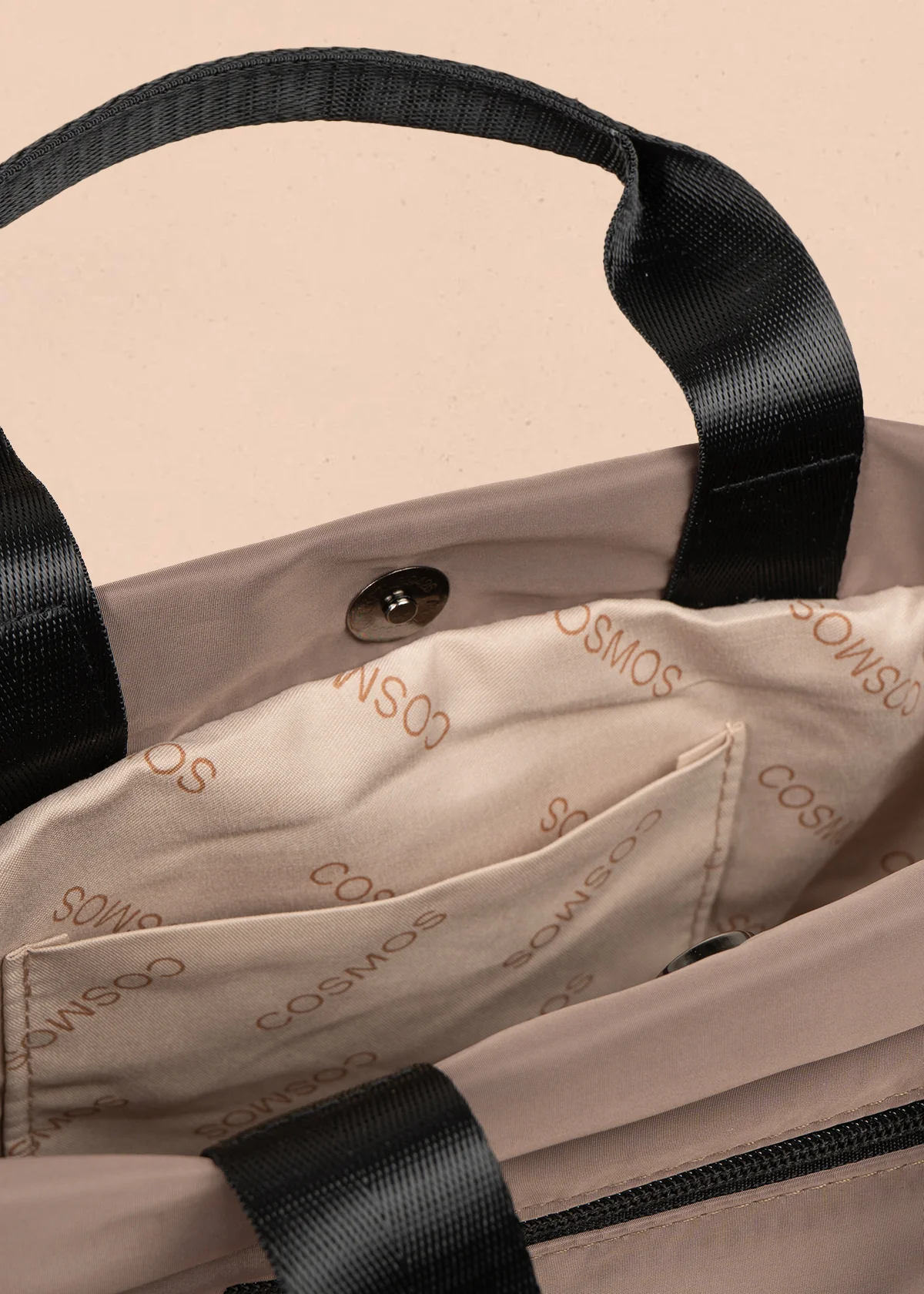 Bolso manos libres color café con resorte 106971 - Imagen 5