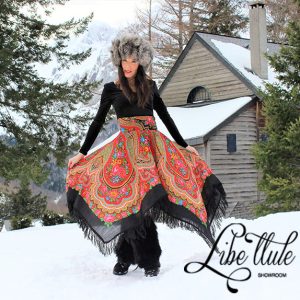 Falda  Matrioska mantón rojo