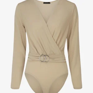 Body con cuello cruzado y cinturón con hebilla. - Beis